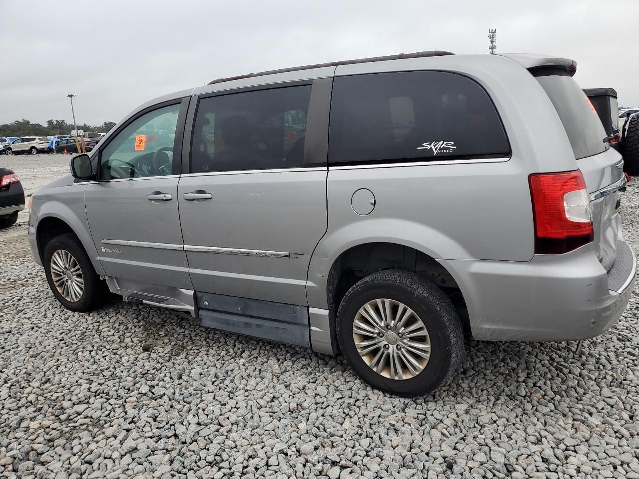 CHRYSLER TOWN & COUNTRY TOURING L