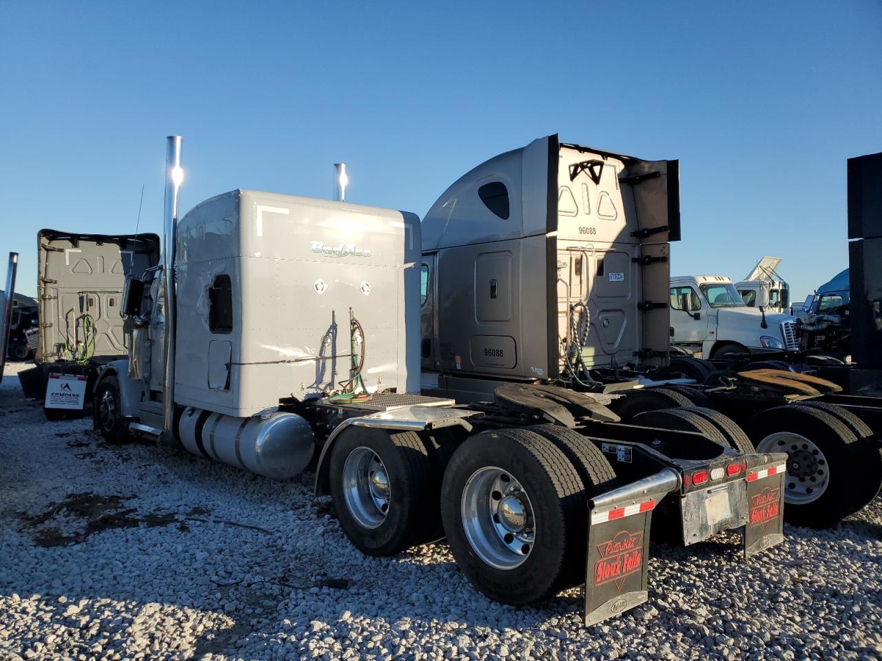 Lot #3287517017 2025 PETERBILT TRACTOR 589