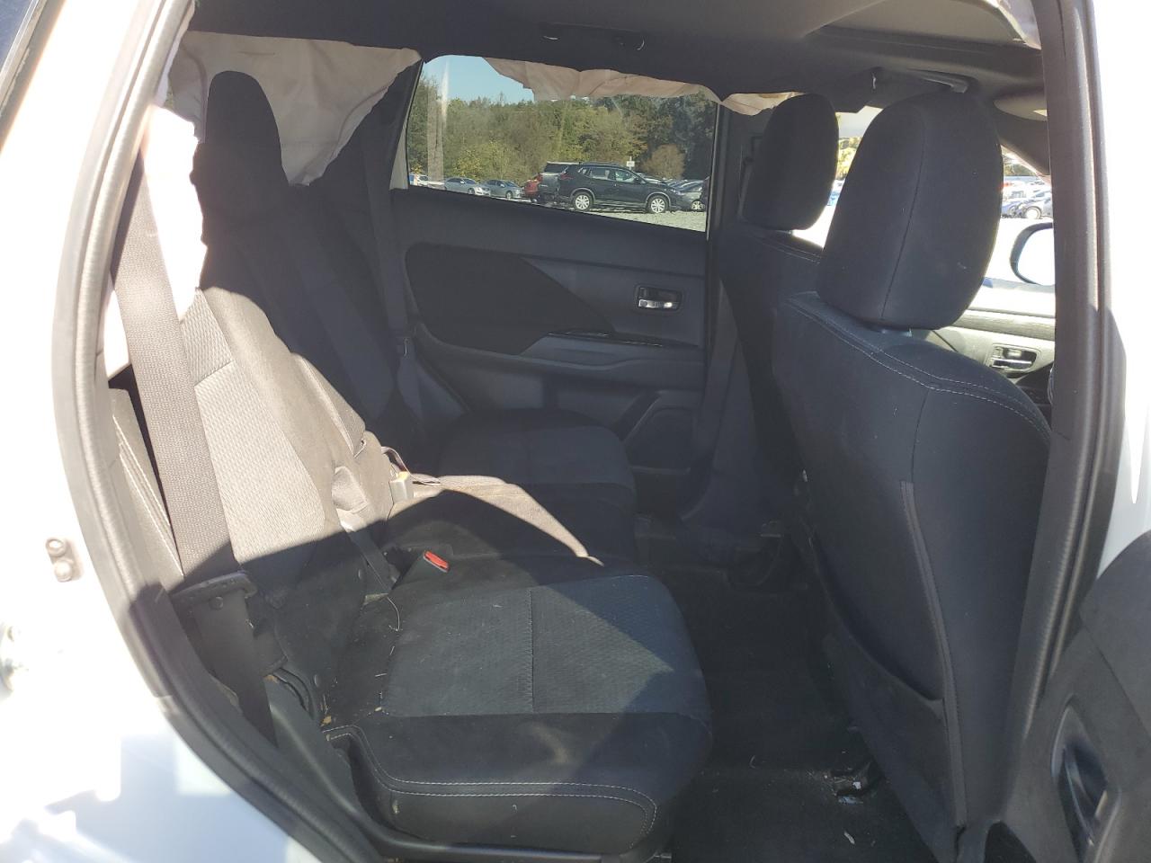 MITSUBISHI OUTLANDER SE