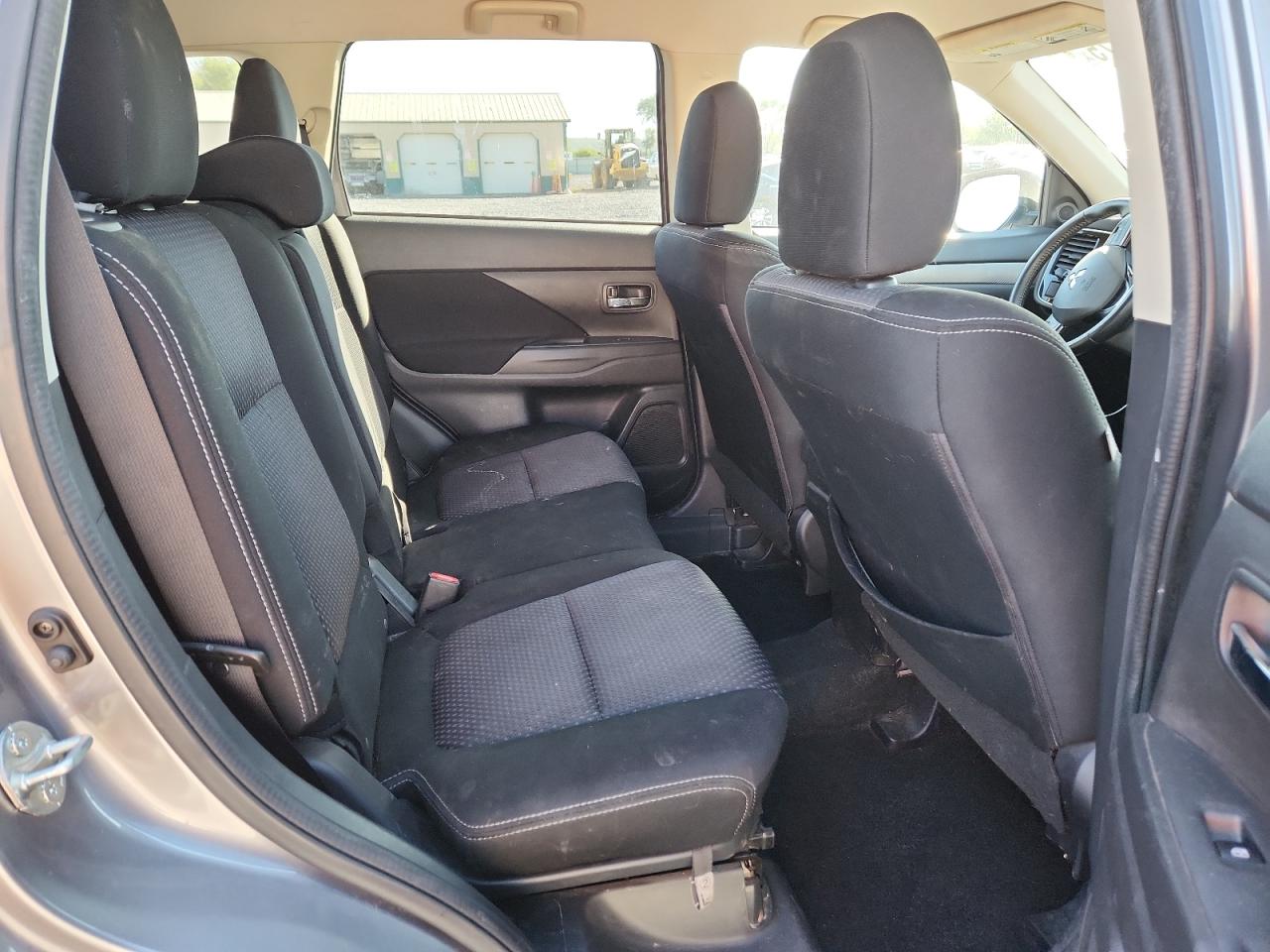 MITSUBISHI OUTLANDER SE