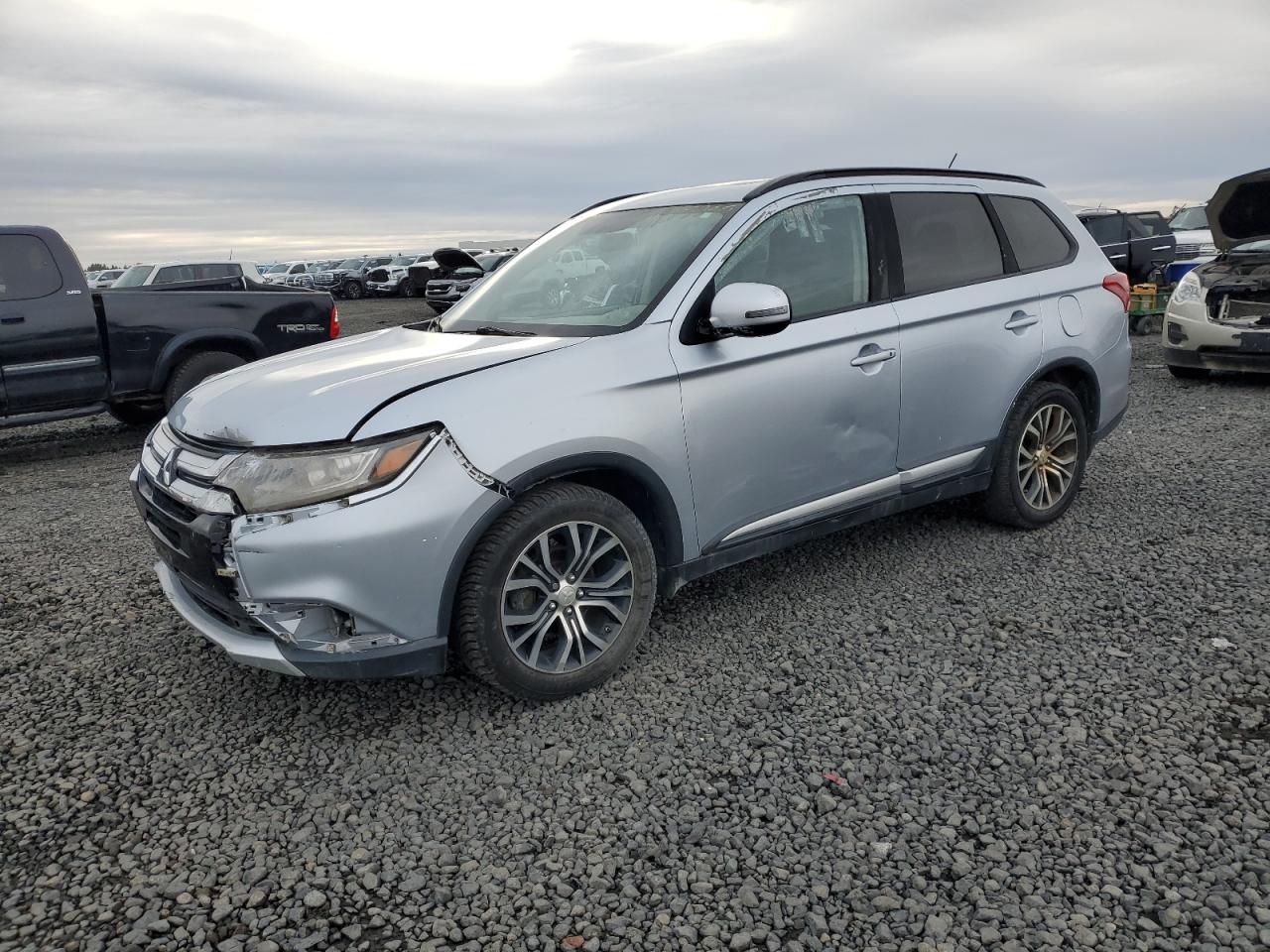 MITSUBISHI OUTLANDER SE