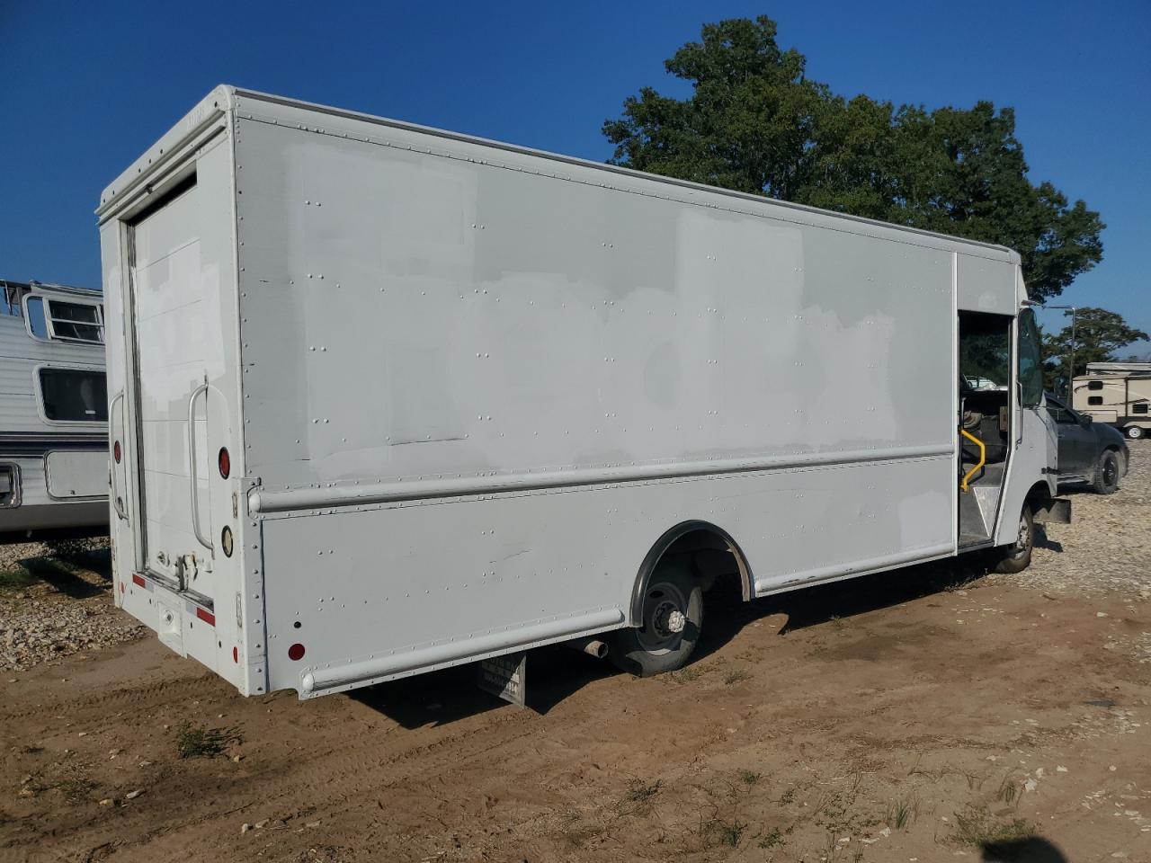 FORD ECONOLINE E450 SUPER DUTY COMMERCIAL STRIPPED CHASSIS