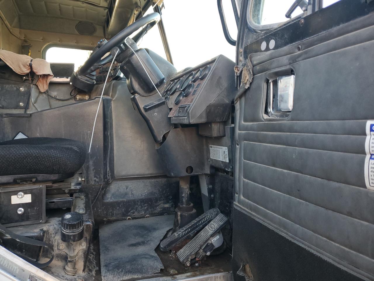 Lot #3275617792 2012 PETERBILT TRACTOR 320