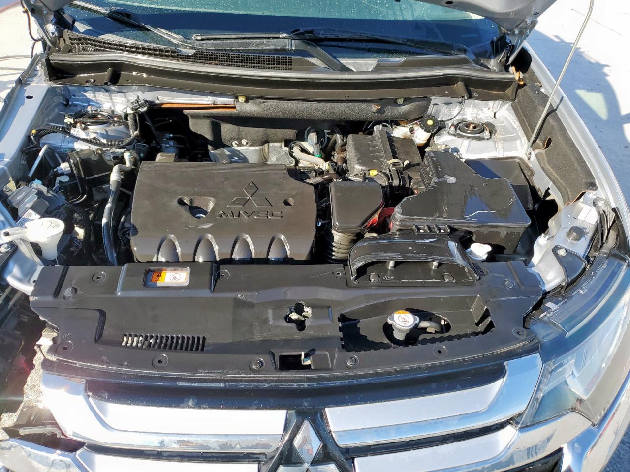 MITSUBISHI OUTLANDER SE