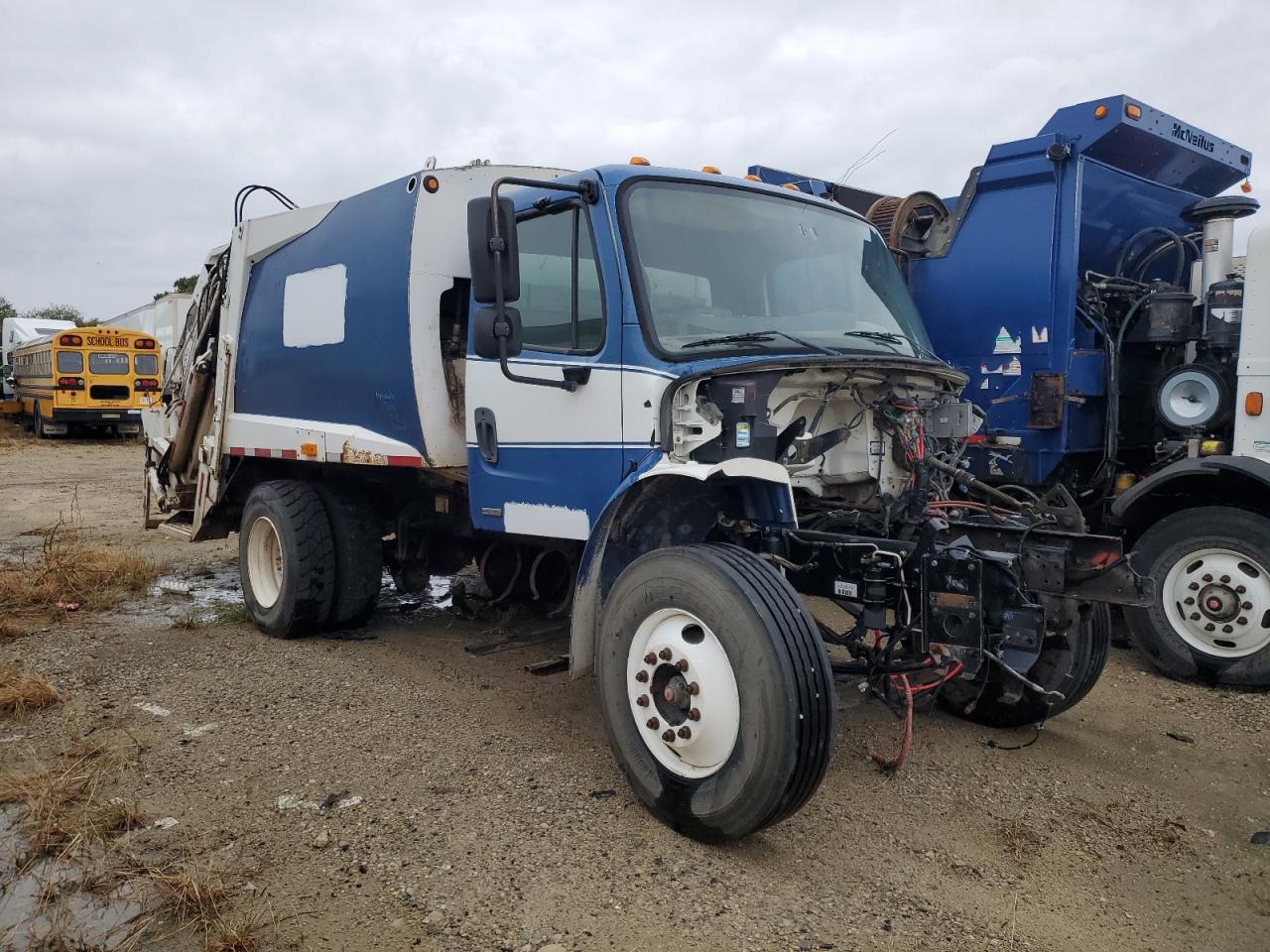 Lot #3273765352 2004 FREIGHTLINER M2 106 MED