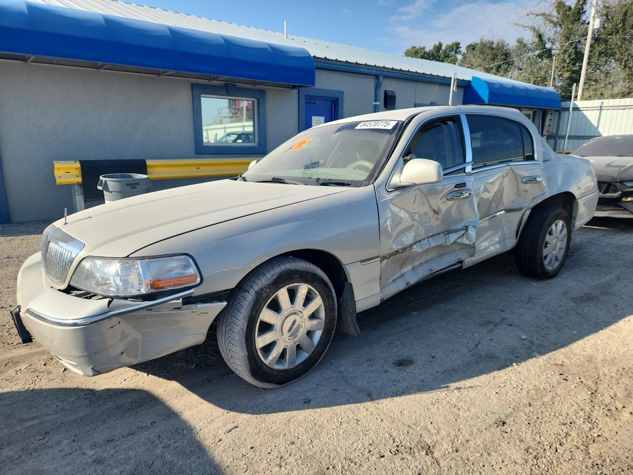  Salvage Lincoln Towncar