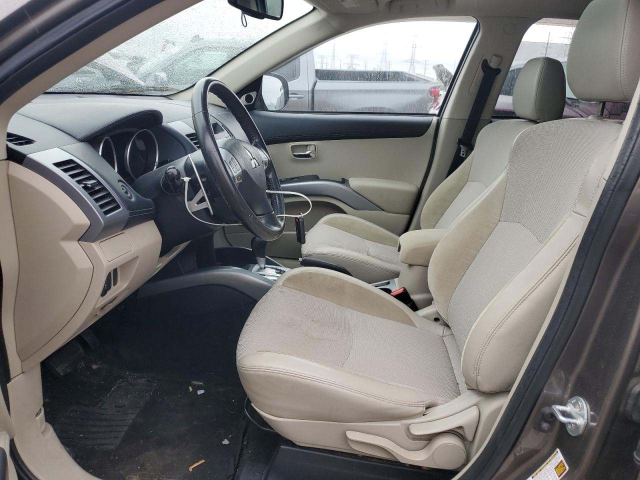 MITSUBISHI OUTLANDER SE