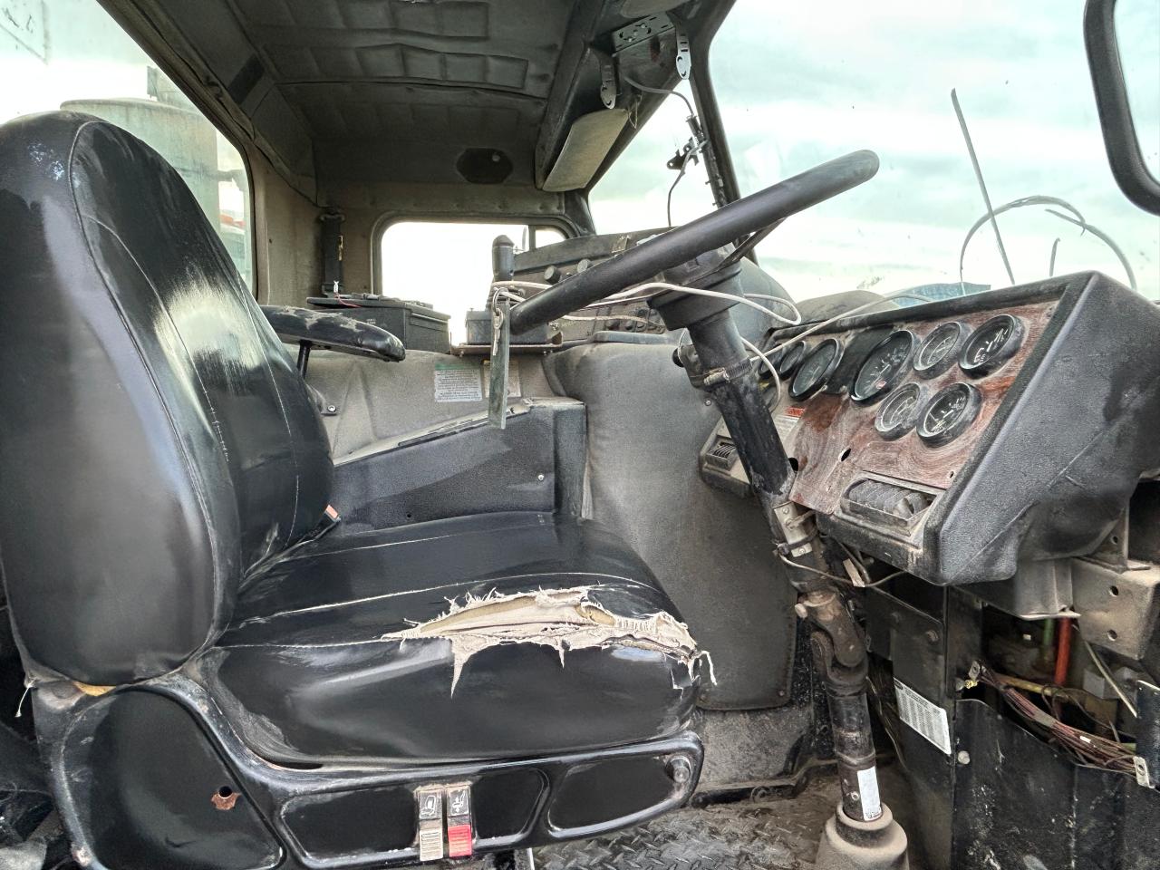 Lot #3286540158 2003 PETERBILT TRACTOR 320