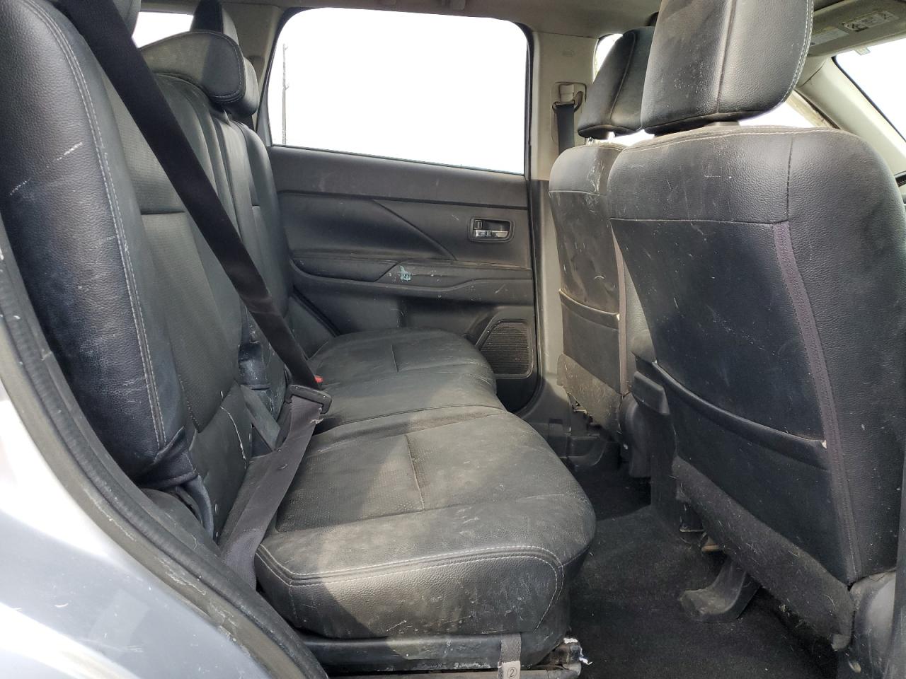 MITSUBISHI OUTLANDER SE