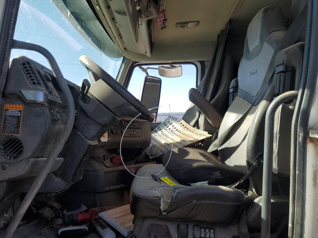 Lot #3308271213 2020 VOLVO VNR