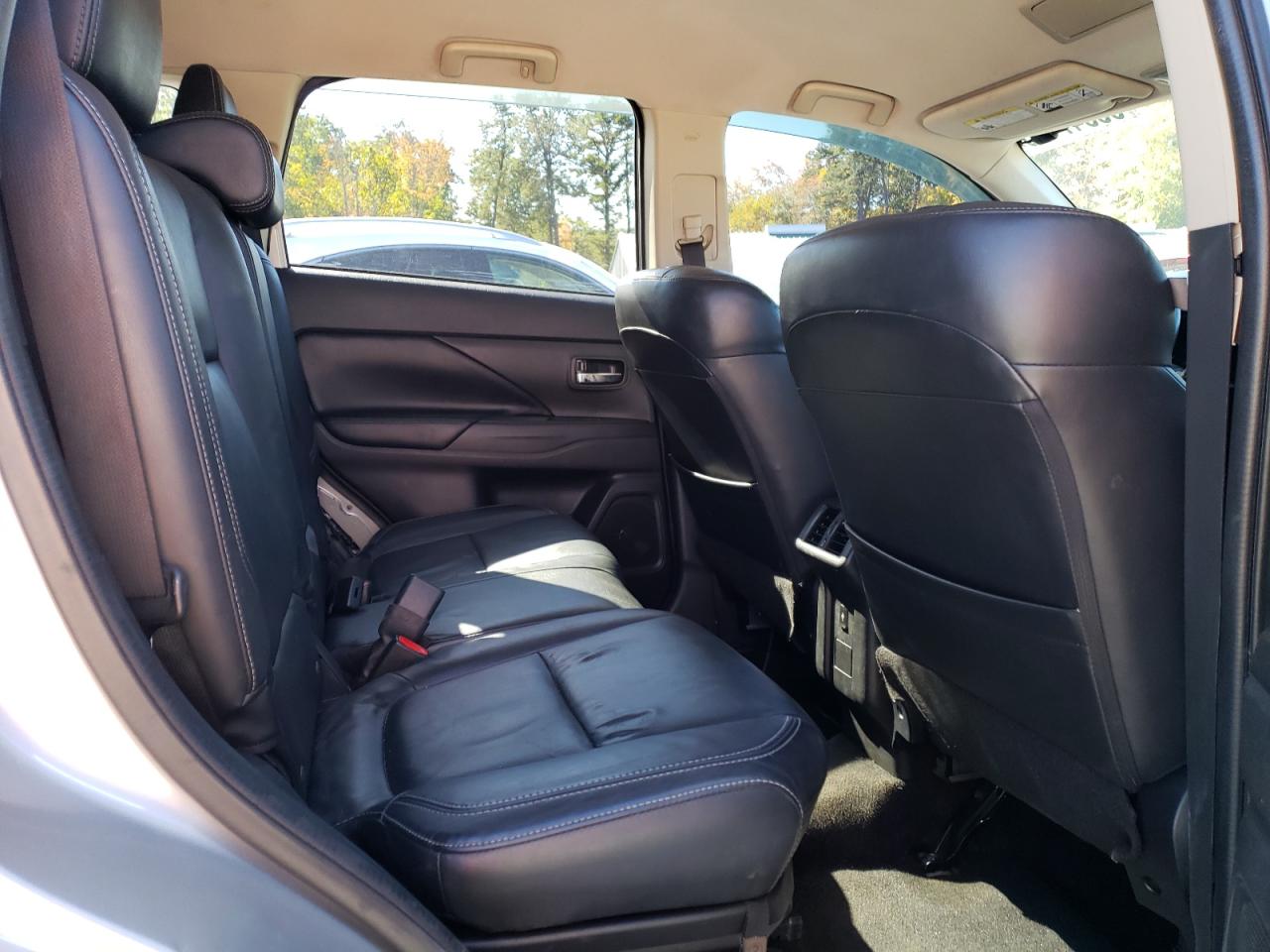 MITSUBISHI OUTLANDER SE