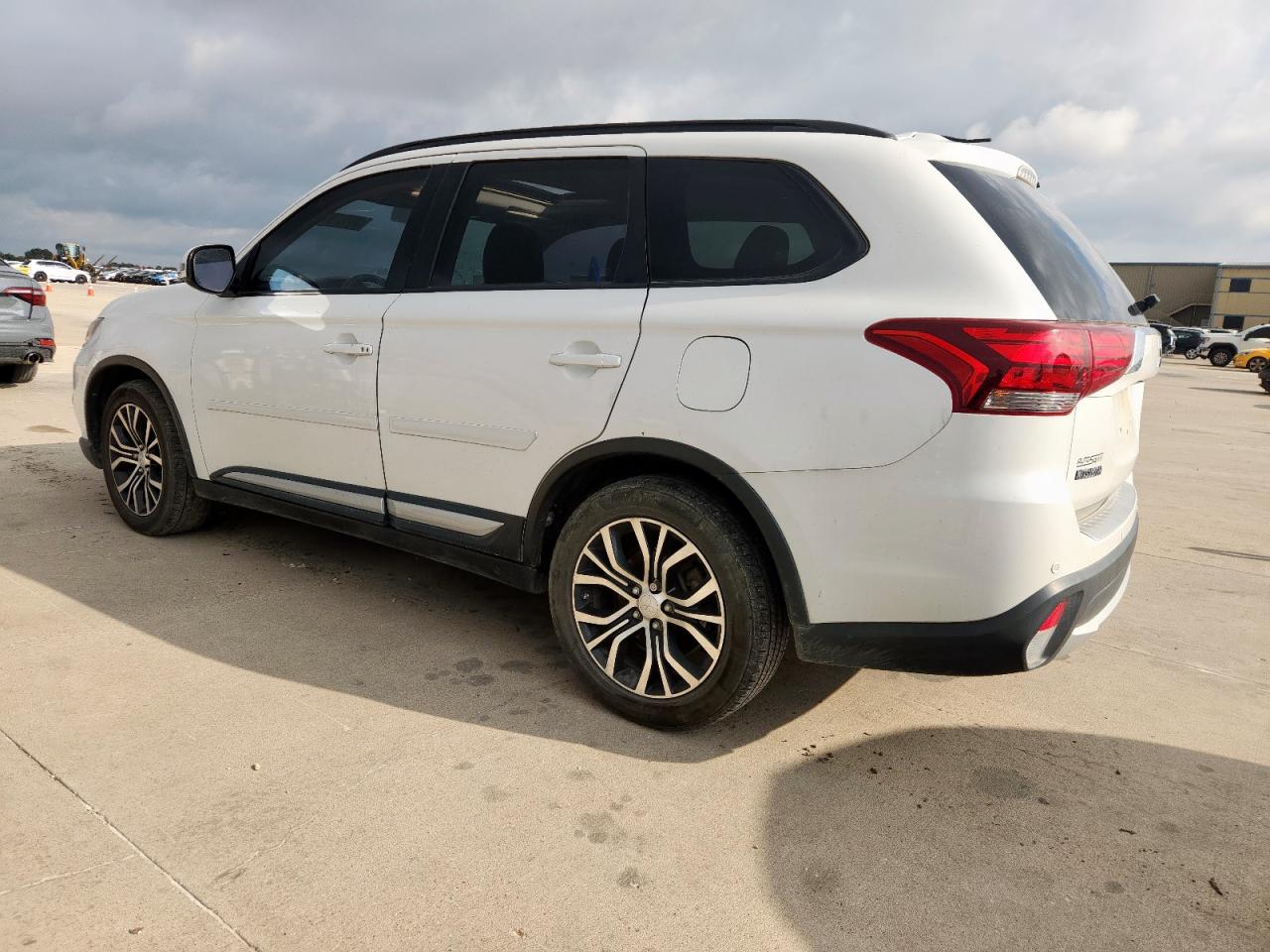 MITSUBISHI OUTLANDER SE