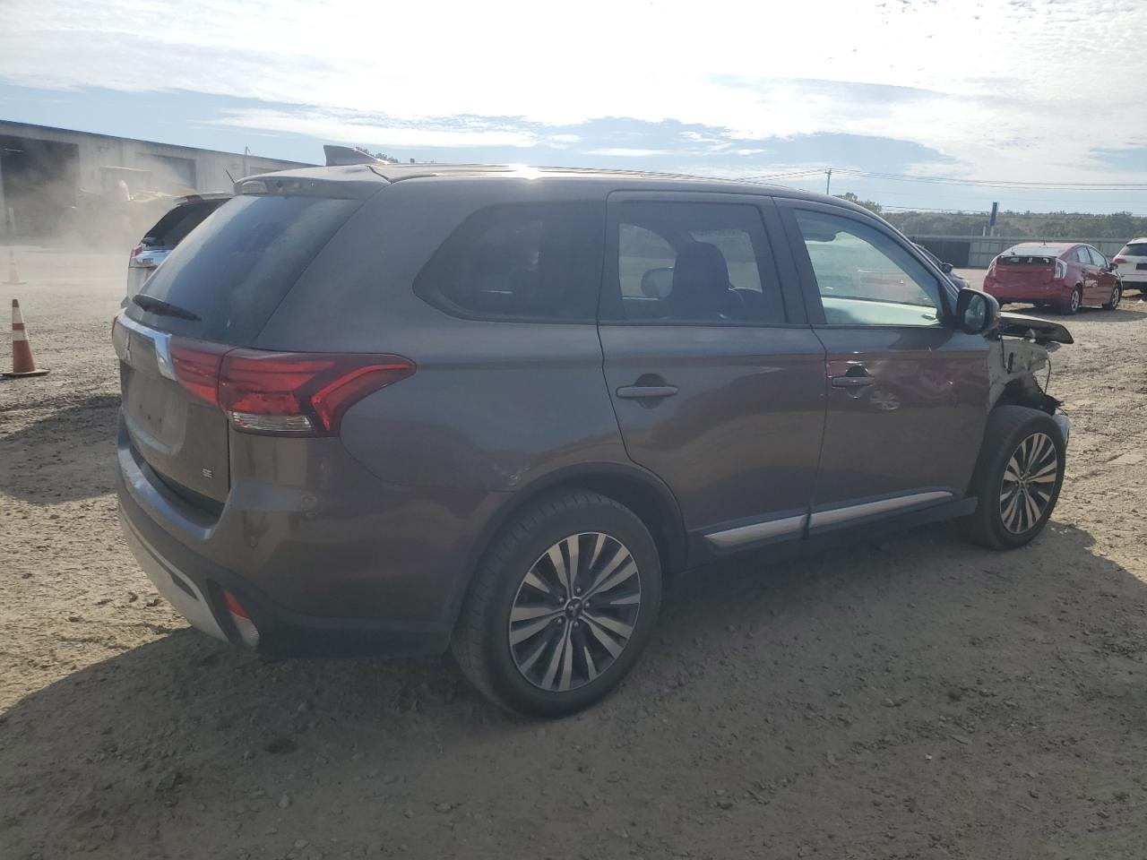 MITSUBISHI OUTLANDER SE