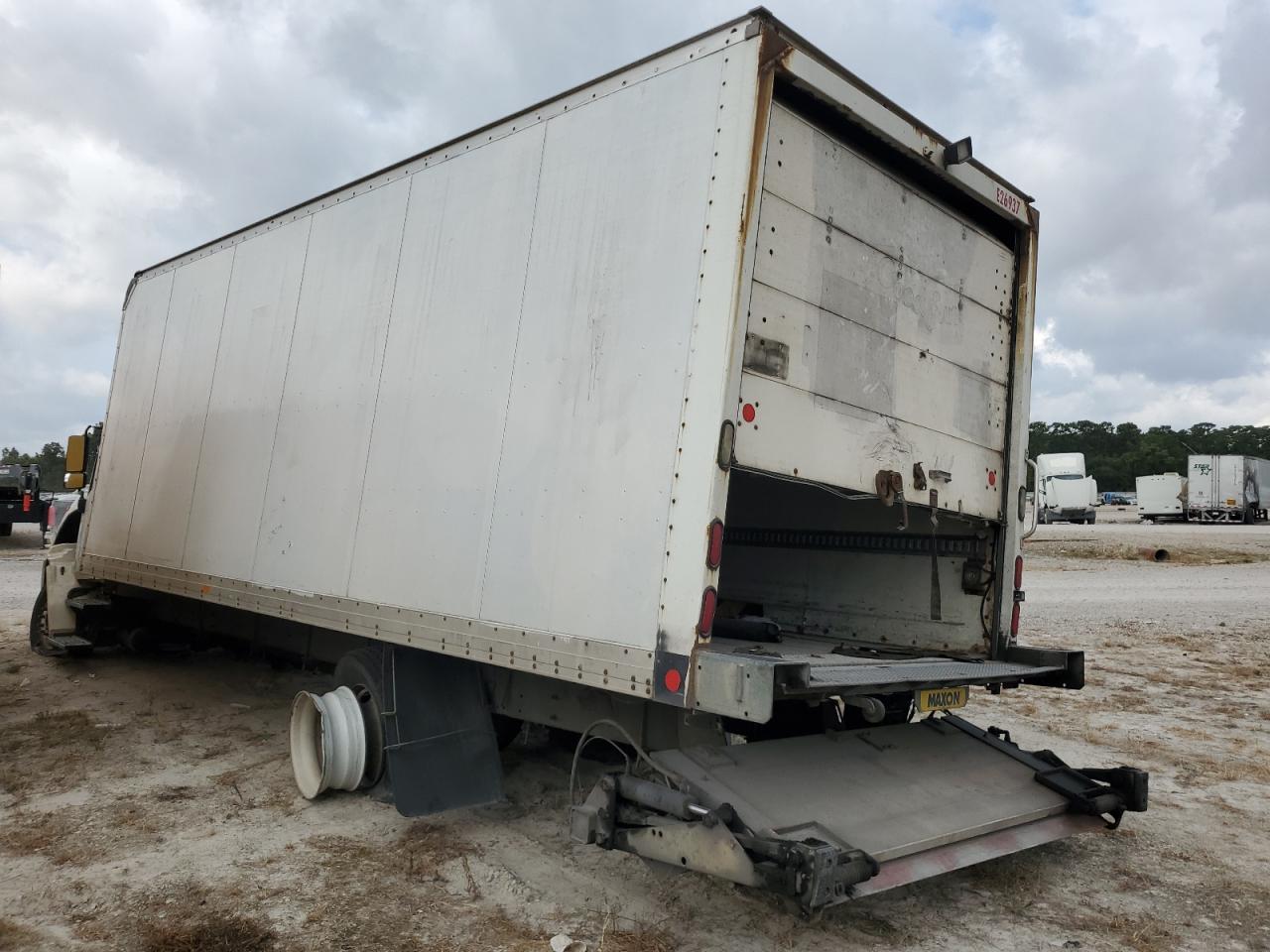 Lot #3268843237 2012 HINO 258/268