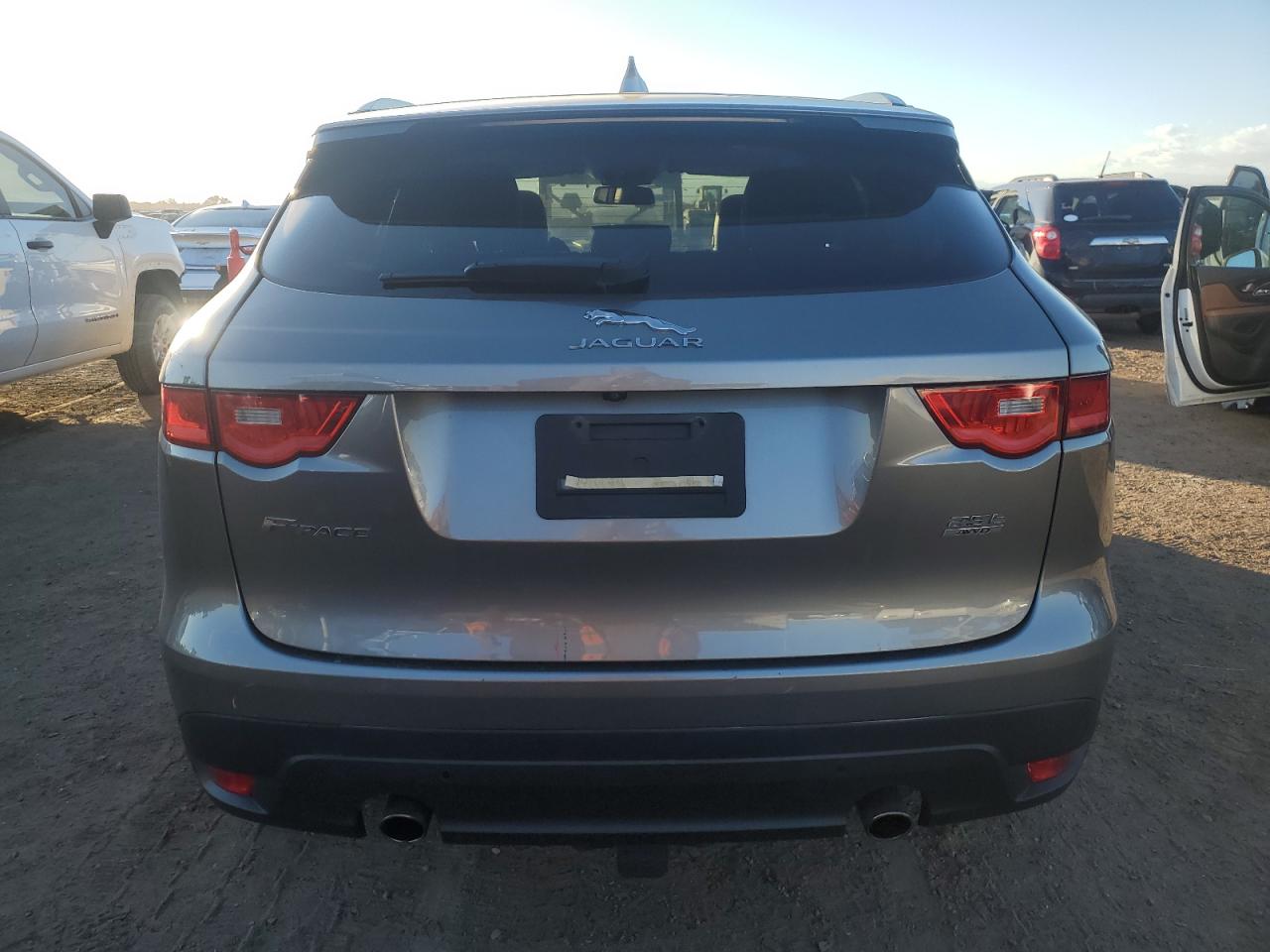 JAGUAR F-PACE R - SPORT