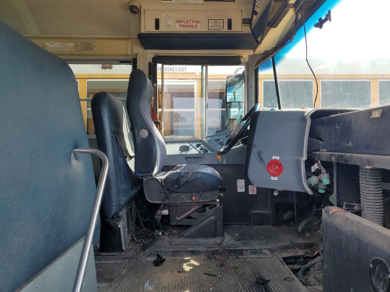 Lot #3290271227 2014 THOM CE SERIES SCHOOL