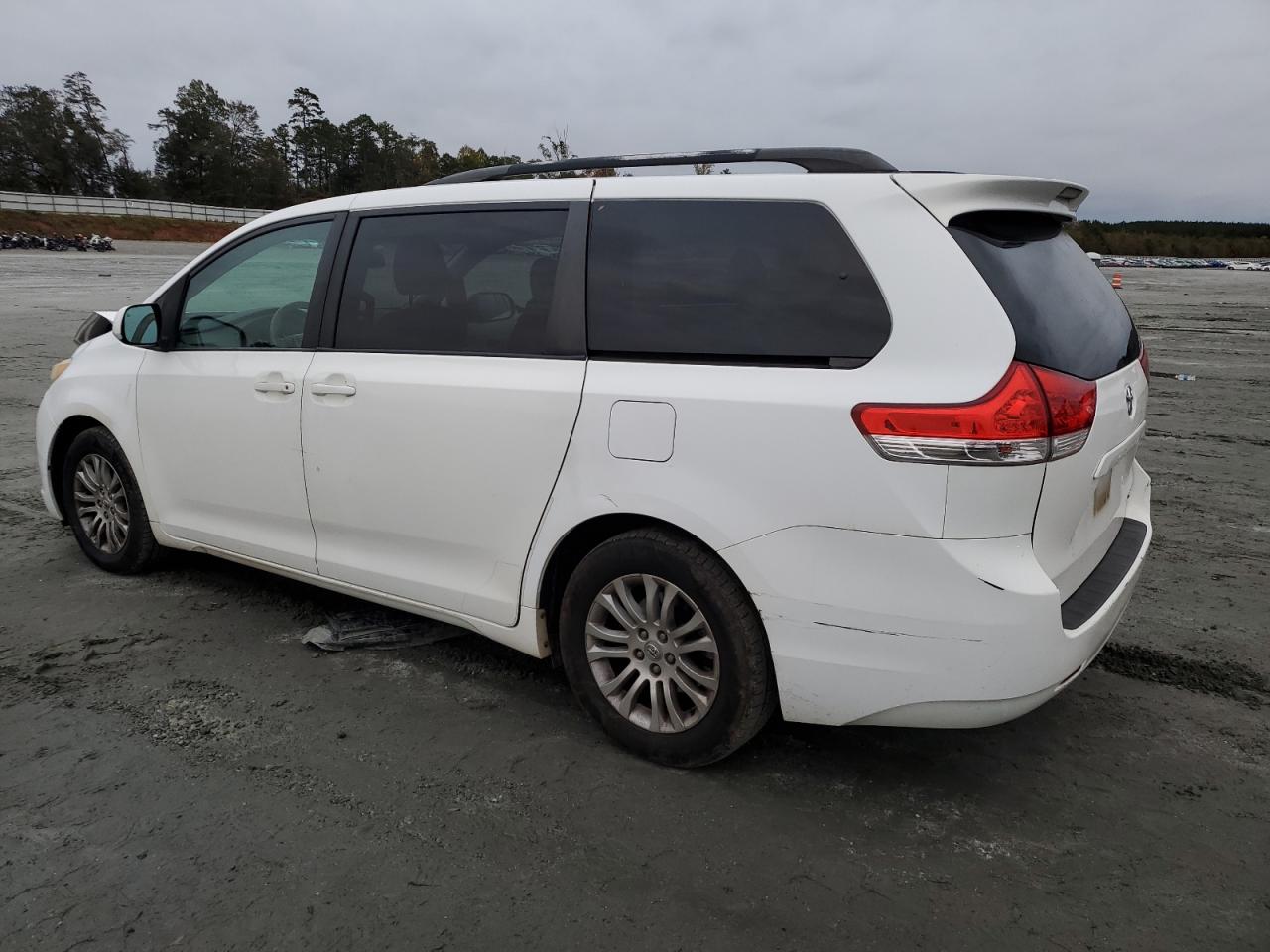 TOYOTA SIENNA XLE