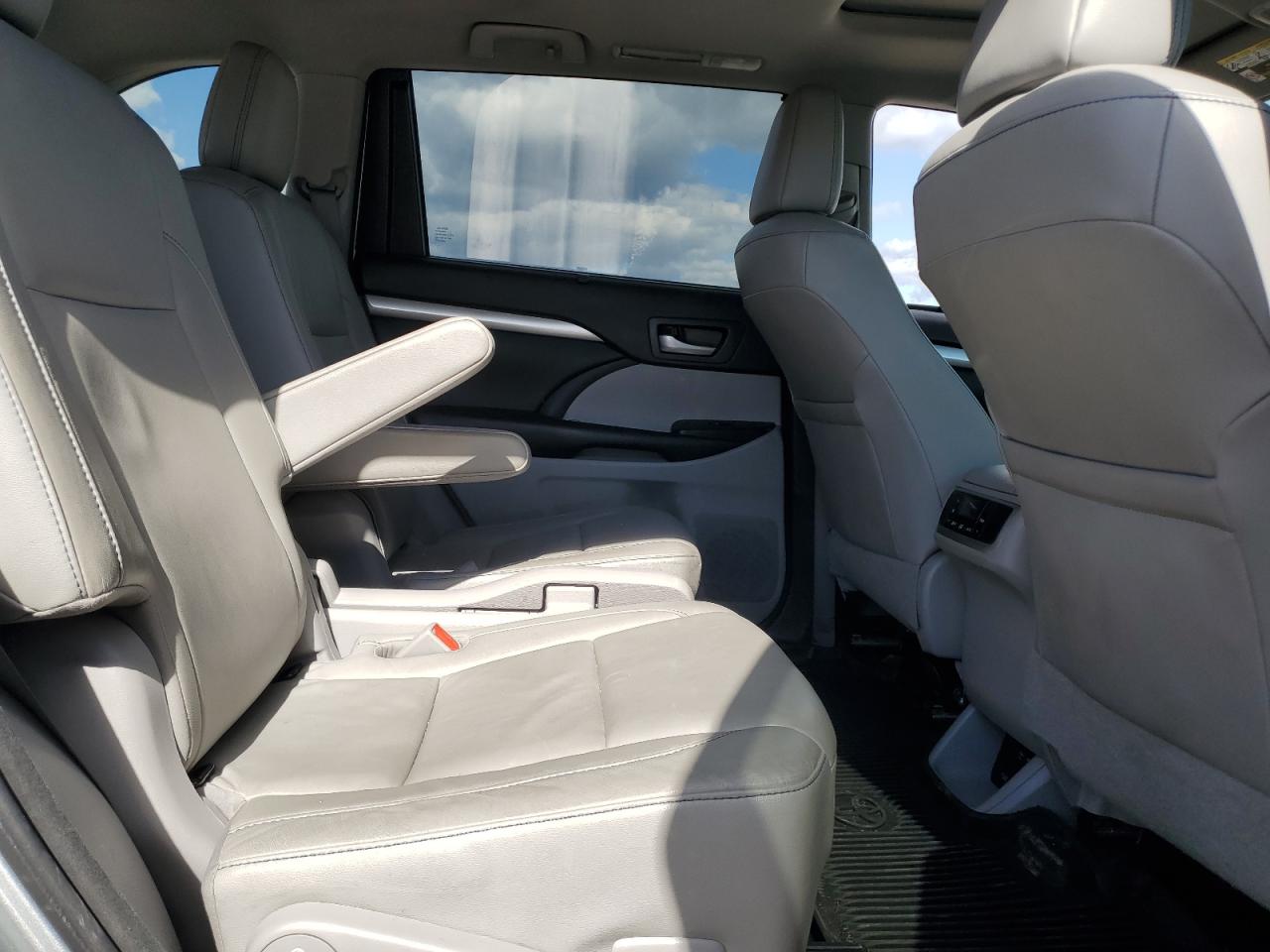 TOYOTA HIGHLANDER SE