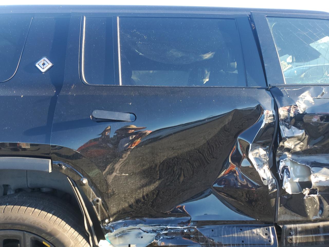 Lot #3302030132 2025 RIVIAN R1S ADVENT