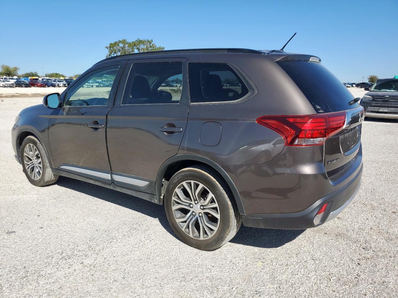 MITSUBISHI OUTLANDER SE