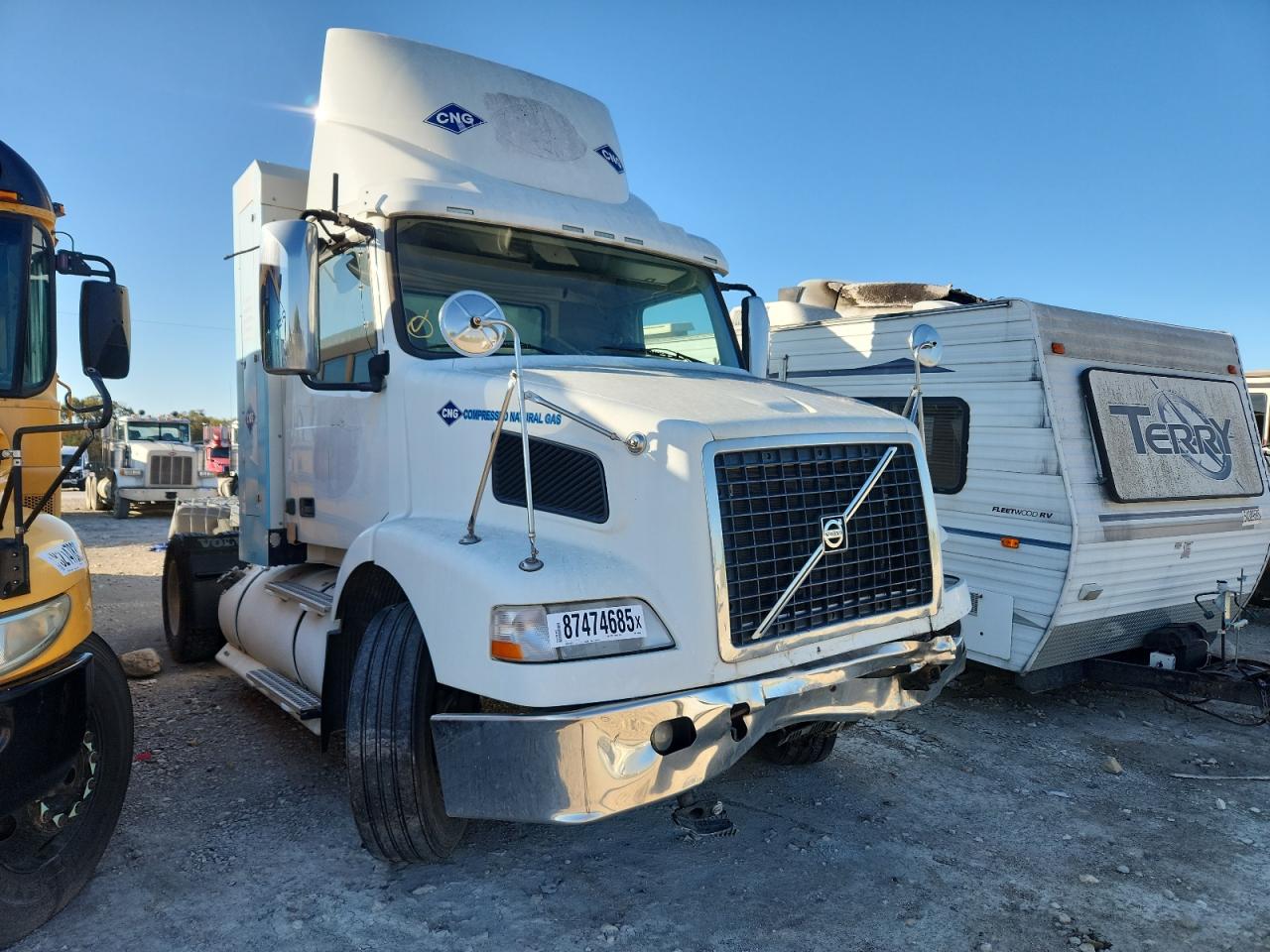 Lot #3274643785 2014 VOLVO VN VNM