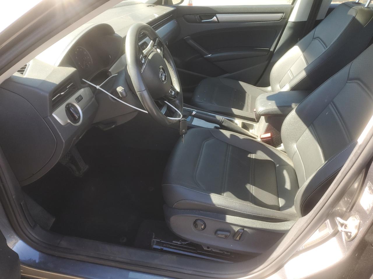 VOLKSWAGEN PASSAT SE