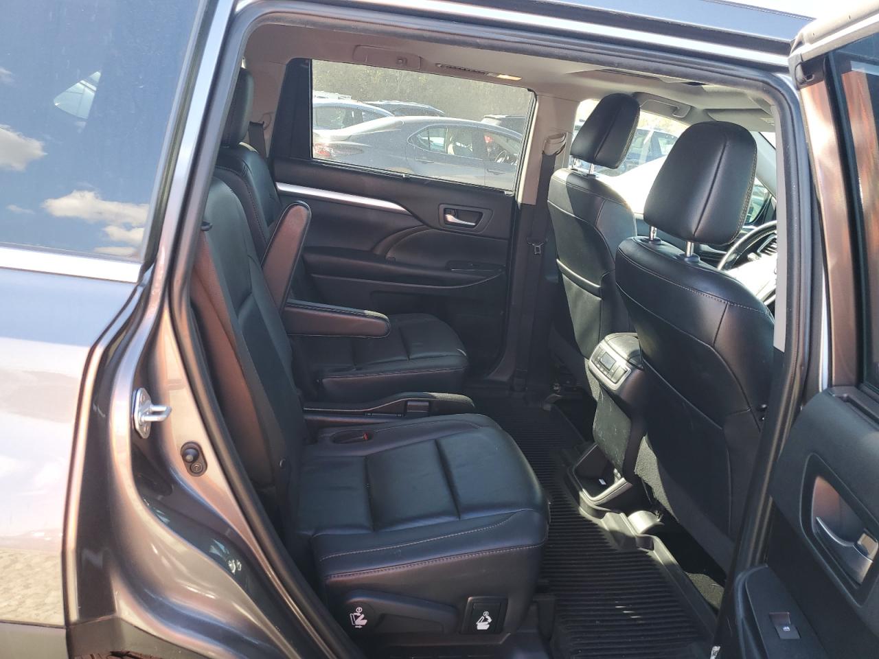 Lot #3310396957 2019 TOYOTA HIGHLANDER