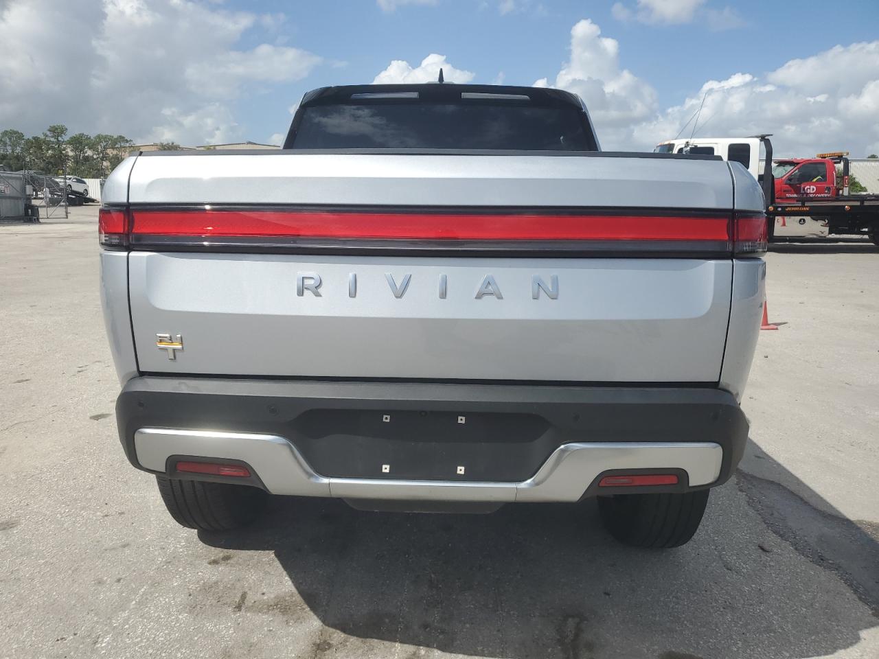 RIVIAN R1T ADVENTURE