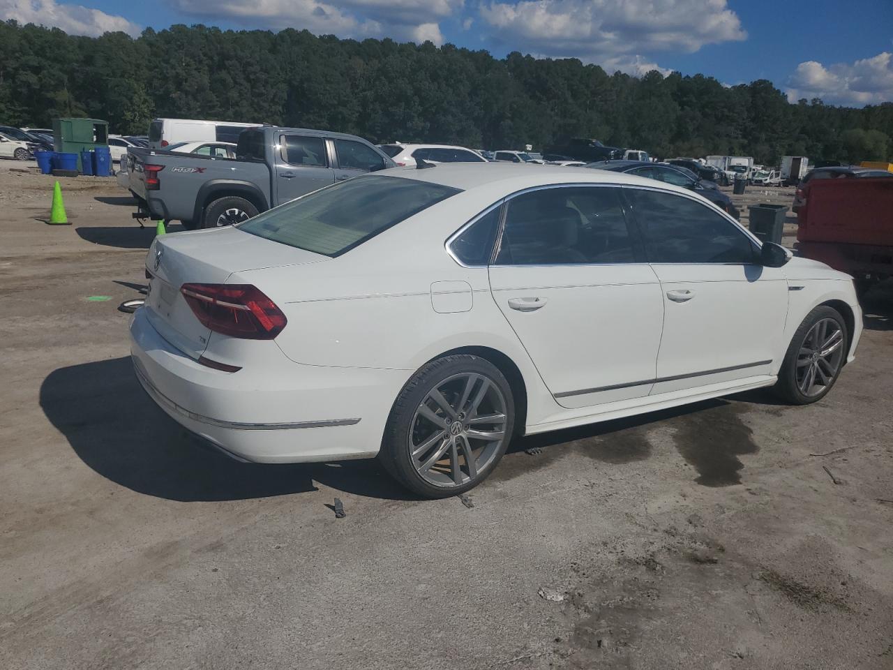 VOLKSWAGEN PASSAT R-LINE