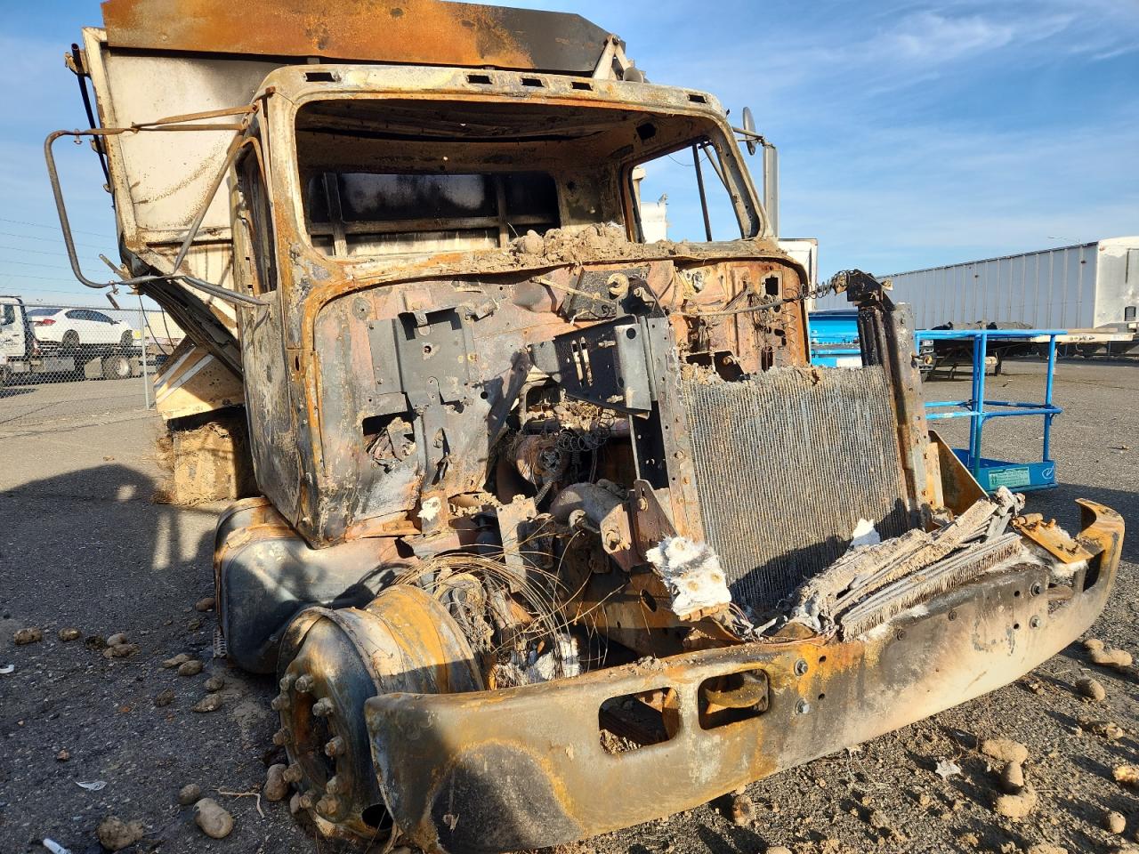 Lot #3282699288 1999 INTERNATIONAL 4000 4900