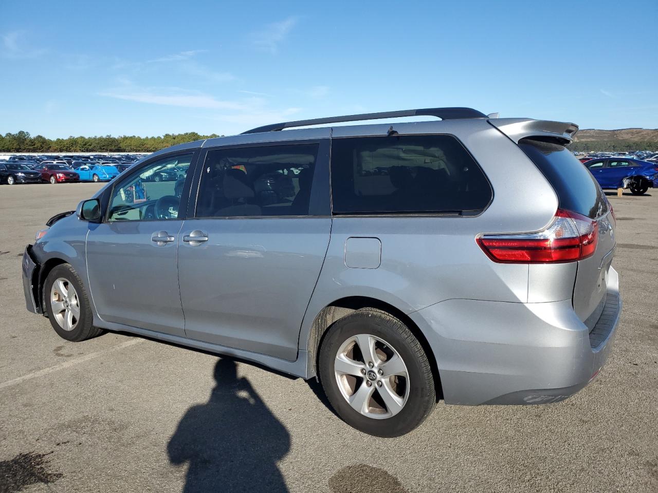 Lot #3302948620 2018 TOYOTA SIENNA LE