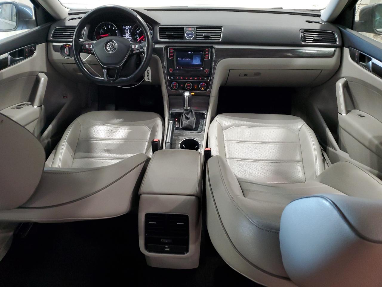 VOLKSWAGEN PASSAT SE