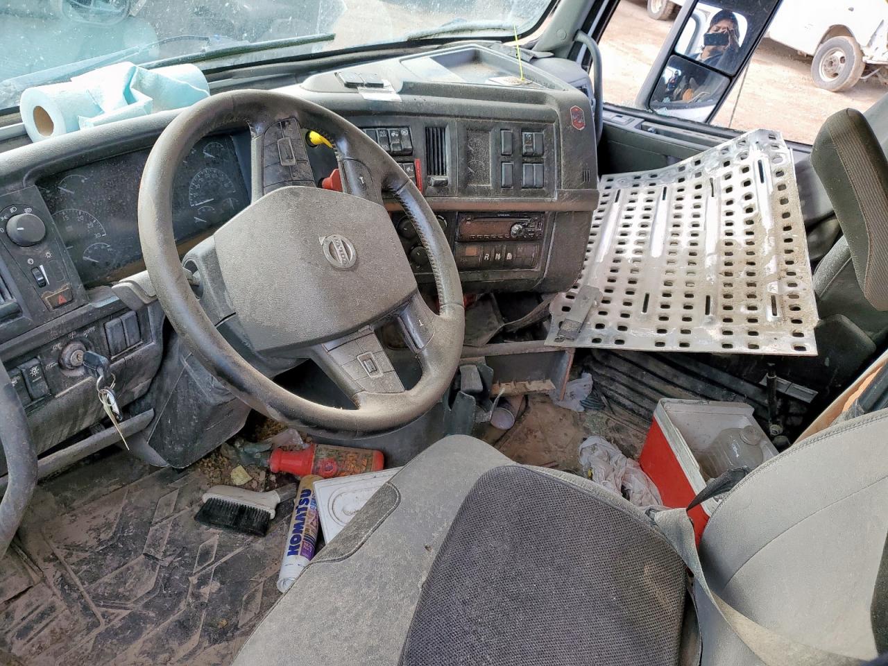 Lot #3308271213 2020 VOLVO VNR