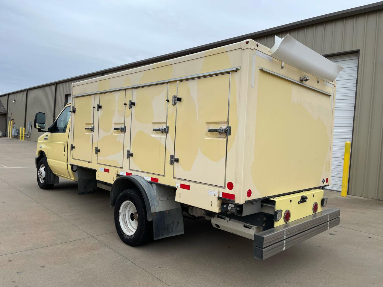 FORD ECONOLINE E450 SUPER DUTY CUTAWAY VAN