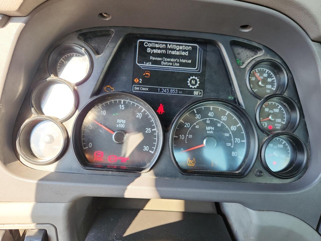 Lot #3315937099 2017 PETERBILT TRACTOR 579