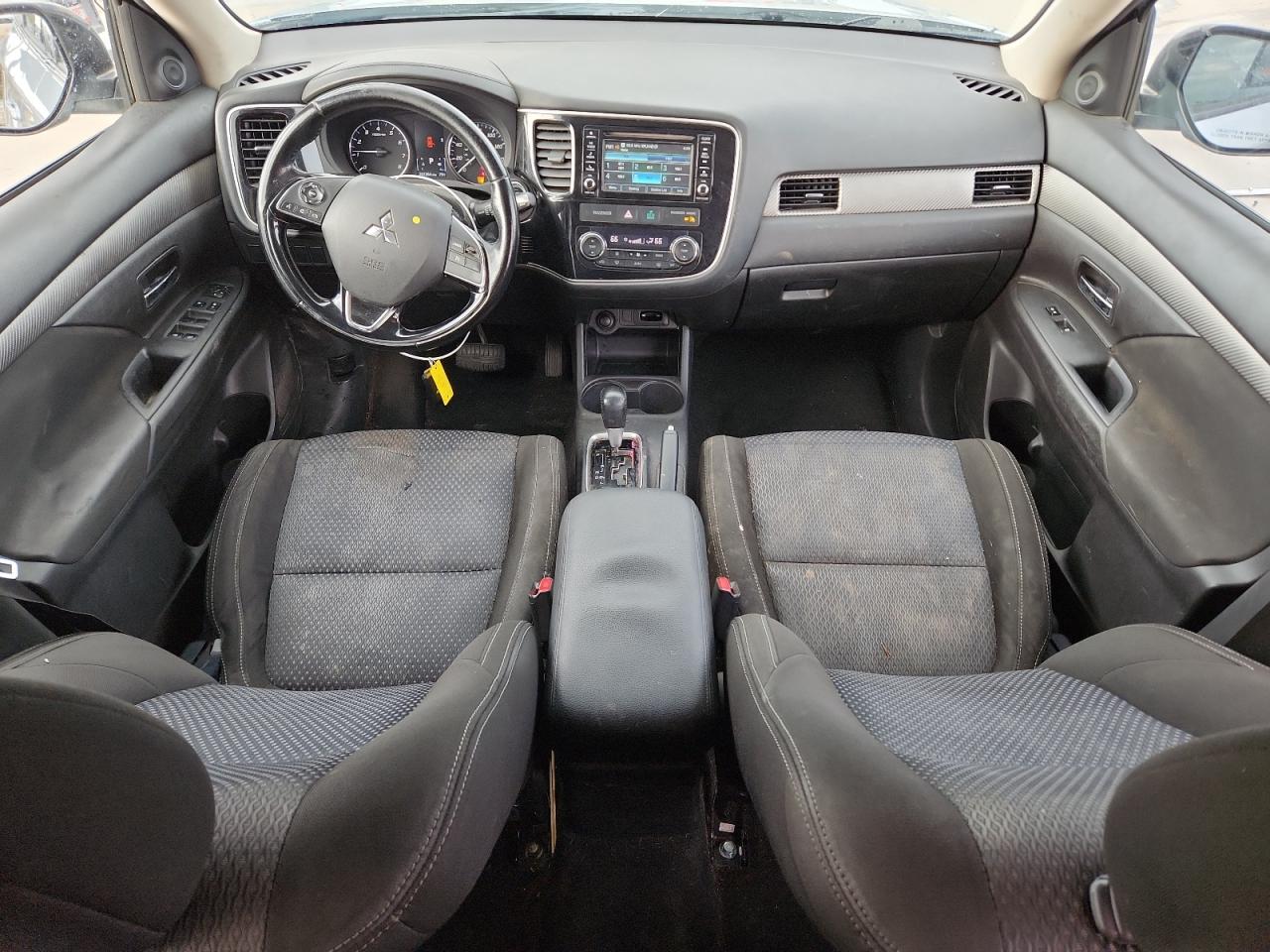 MITSUBISHI OUTLANDER SE