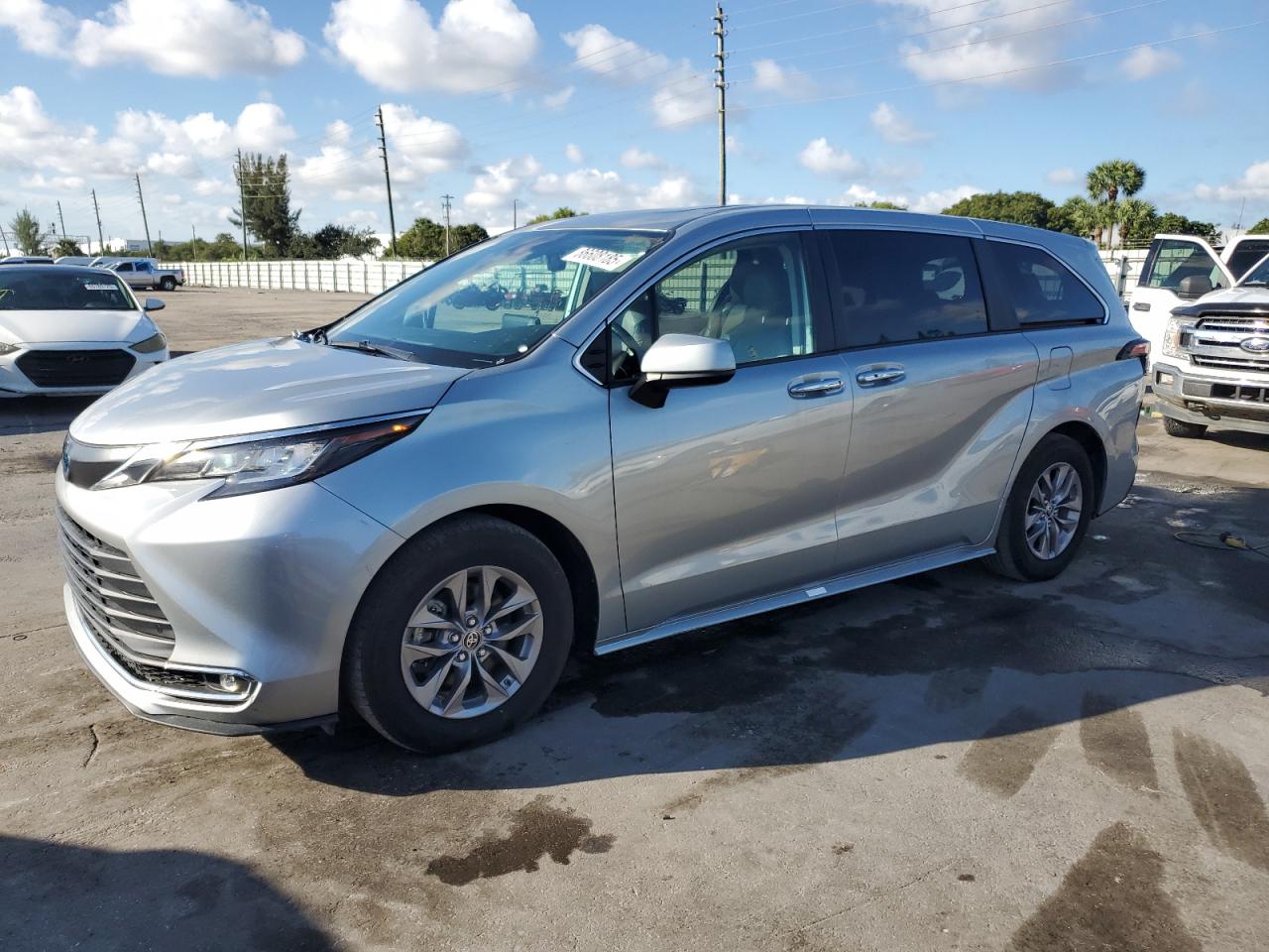 TOYOTA SIENNA XLE