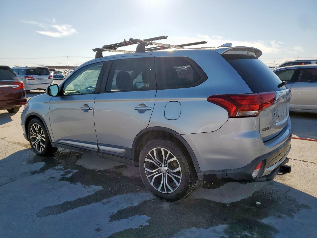 MITSUBISHI OUTLANDER SE