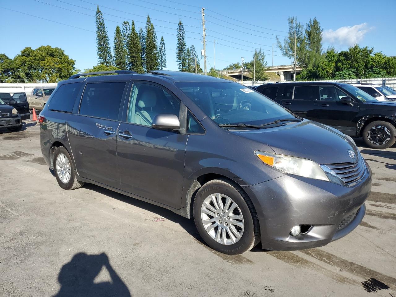 TOYOTA SIENNA XLE