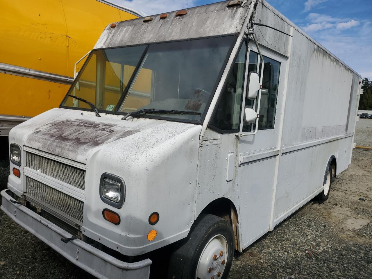 Lot #3309281616 2000 FREIGHTLINER CHASSIS M