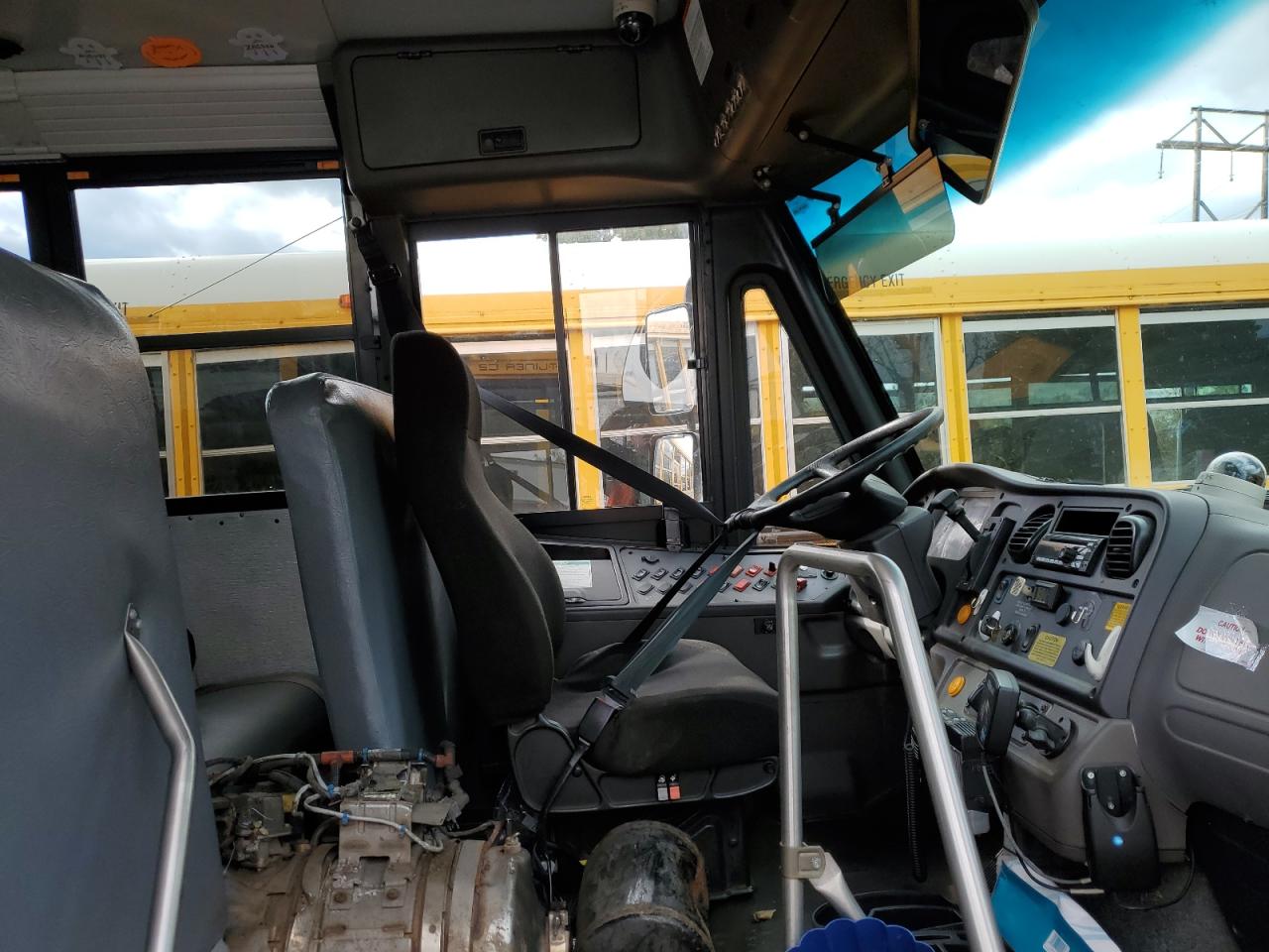 Lot #3291242014 2019 THOM BUS