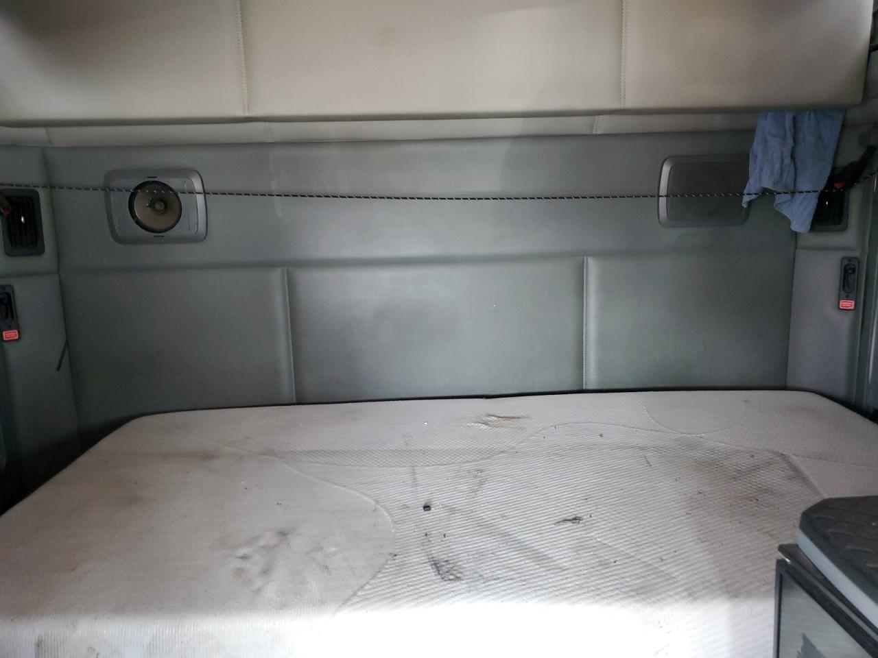 Lot #3298062138 2017 KENWORTH T680