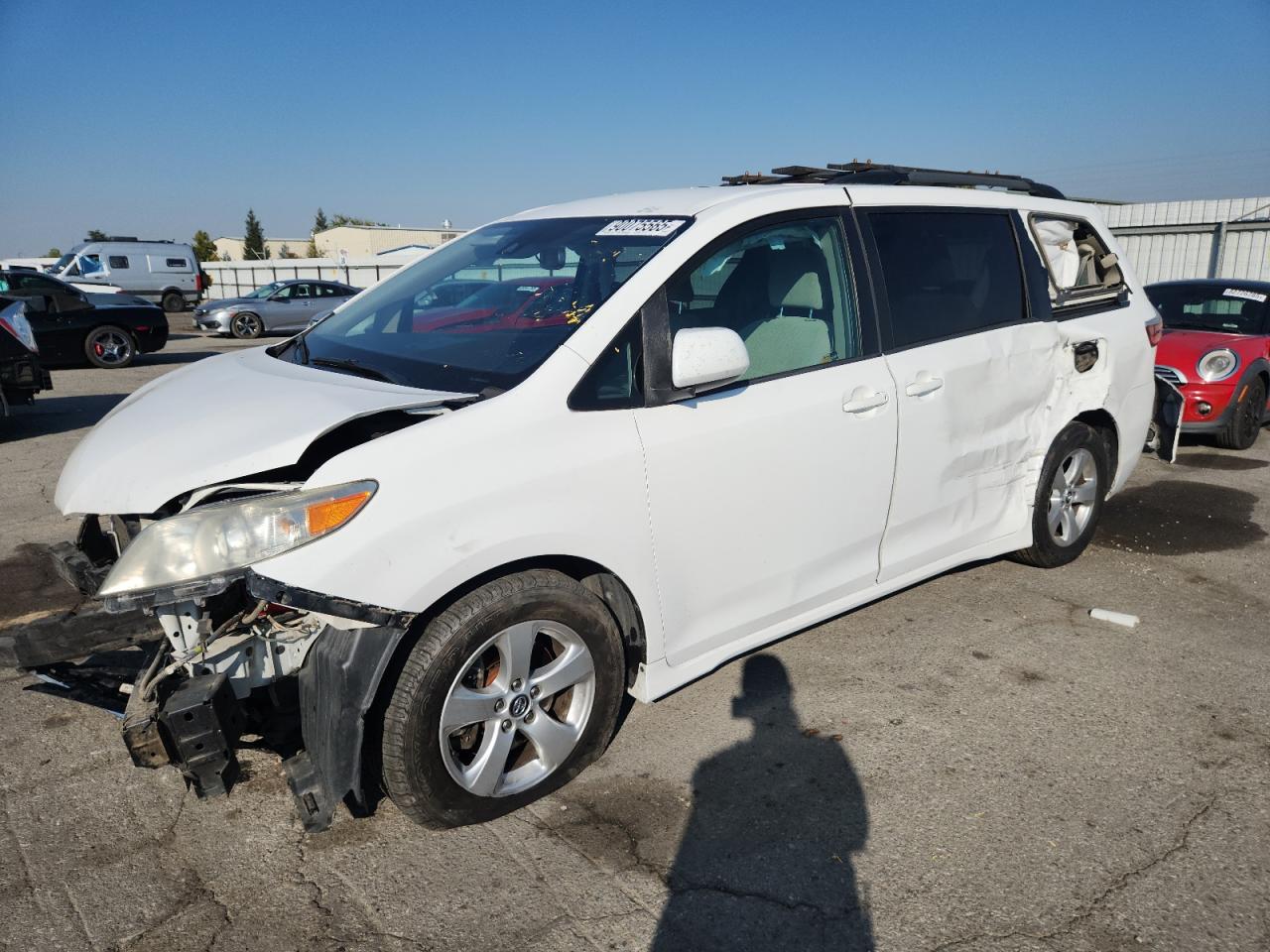 Lot #3304022596 2018 TOYOTA SIENNA LE