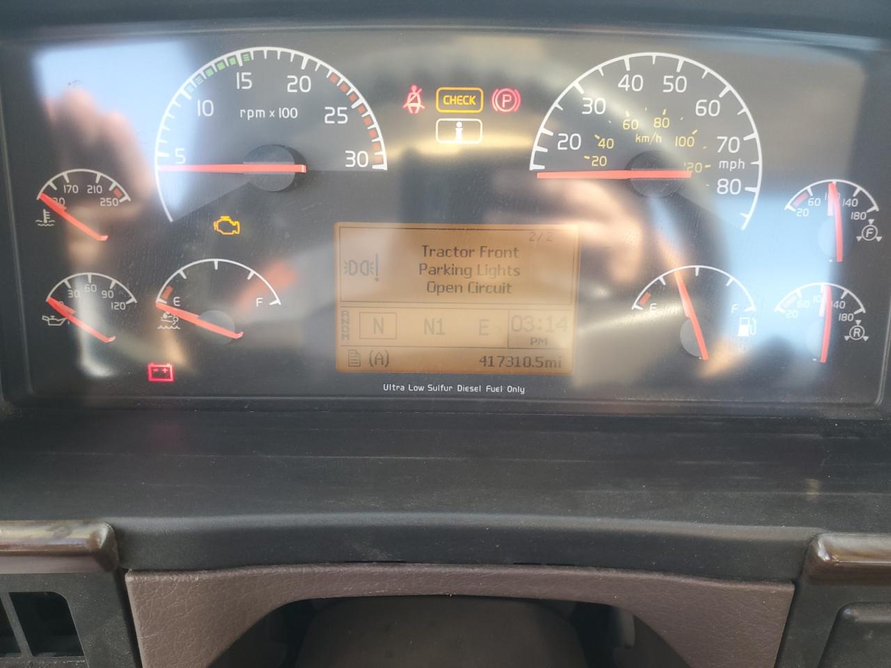 Lot #3316700542 2015 VOLVO VNM