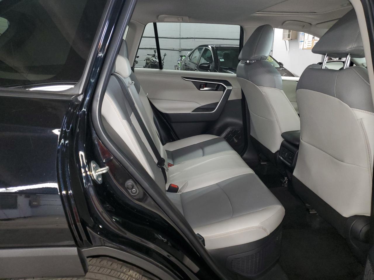 TOYOTA RAV4 XLE PREMIUM