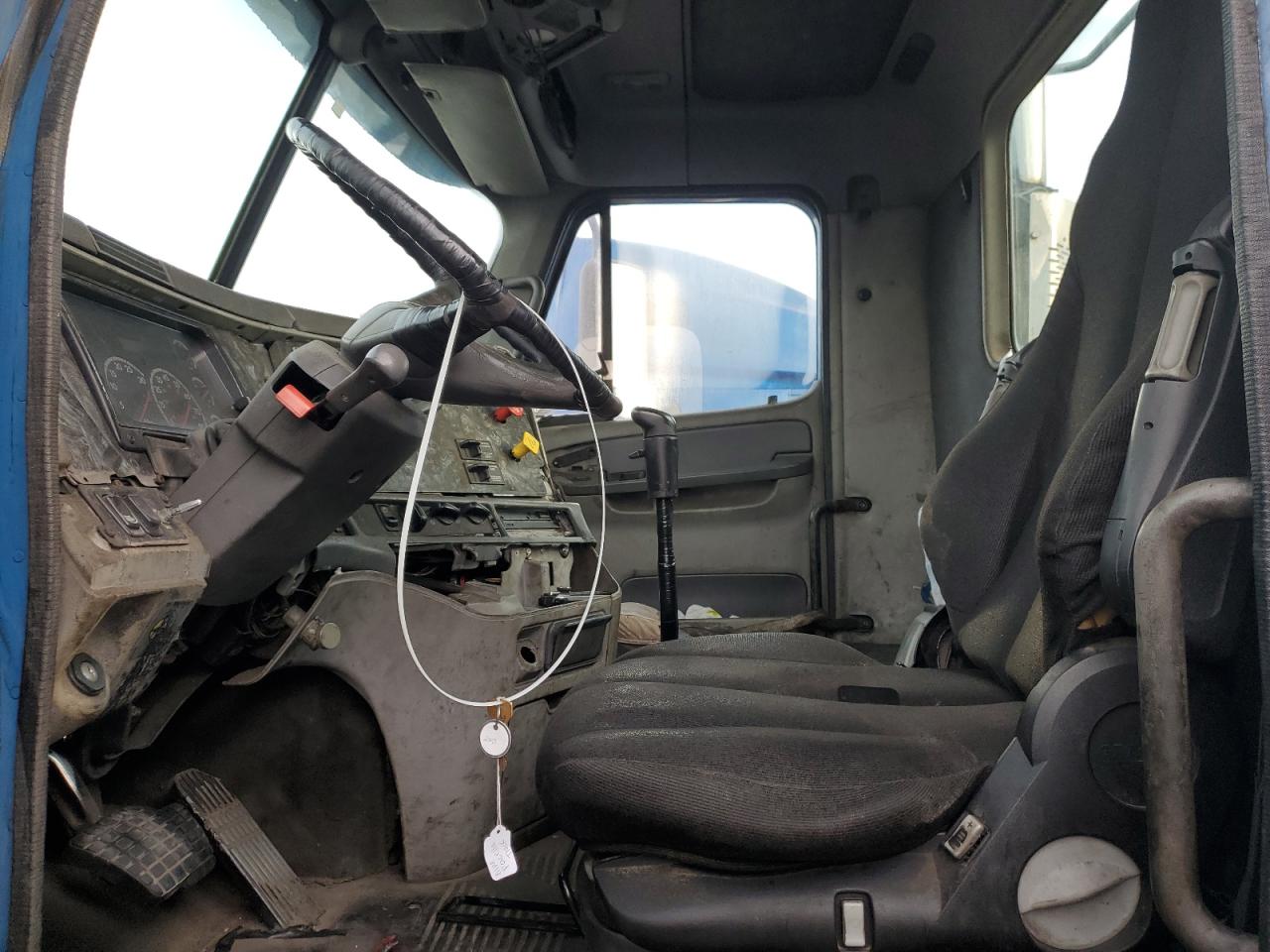 Lot #3290045260 2001 FREIGHTLINER CONVENTNL