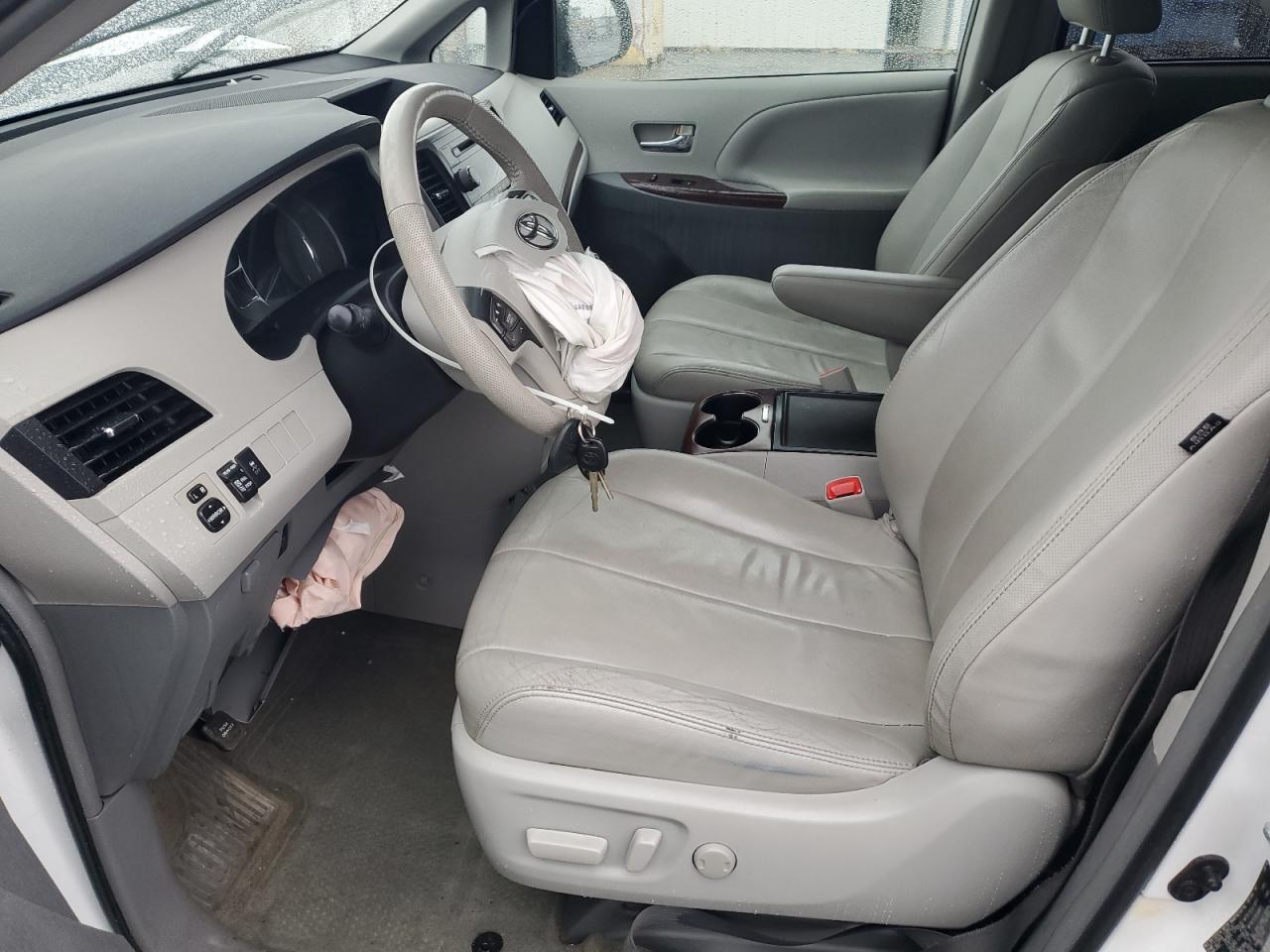 TOYOTA SIENNA XLE