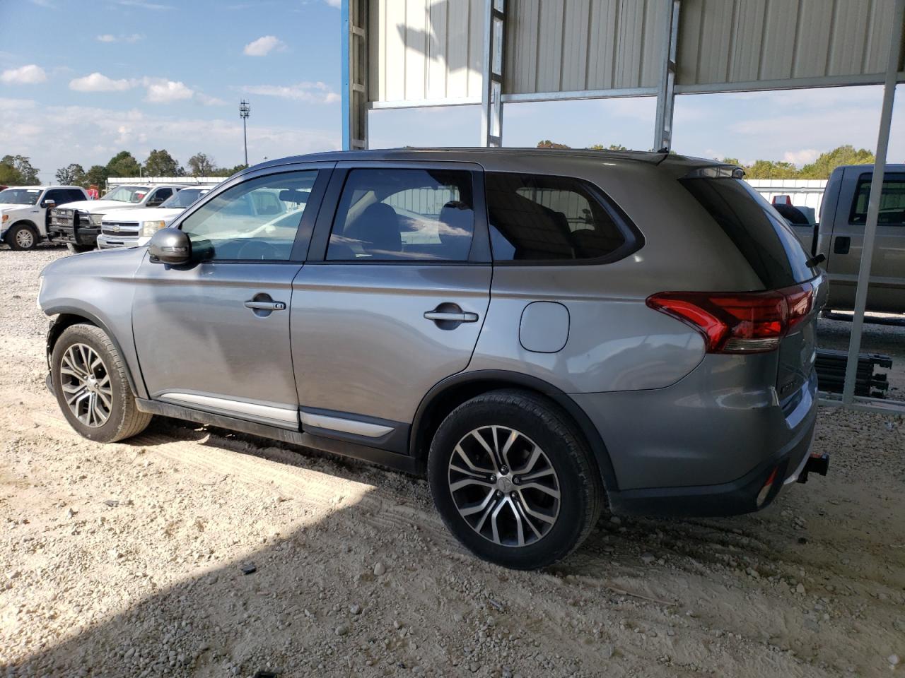 MITSUBISHI OUTLANDER SE