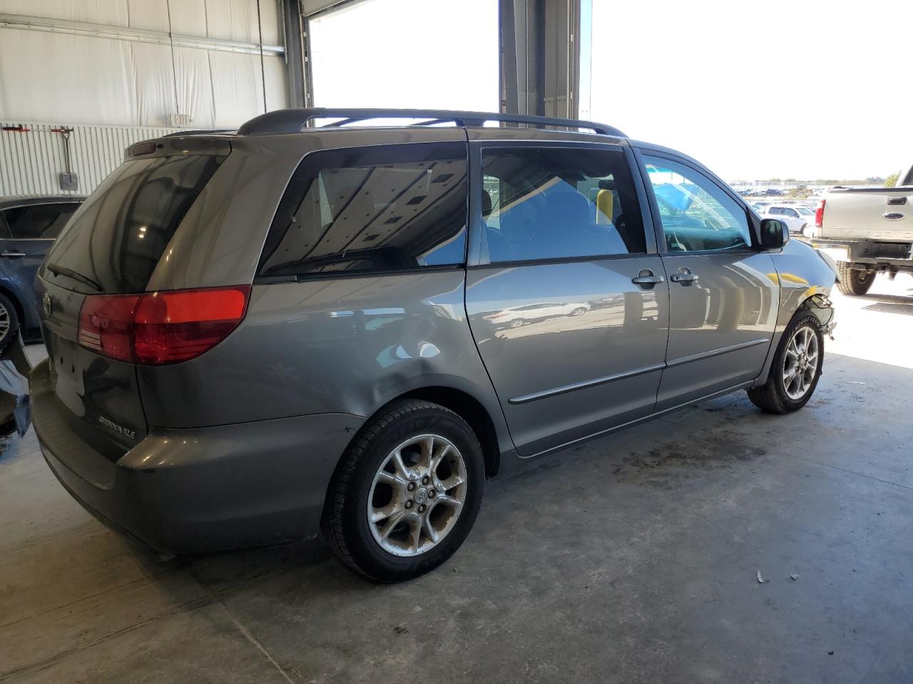 Lot #3302713023 2004 TOYOTA SIENNA XLE
