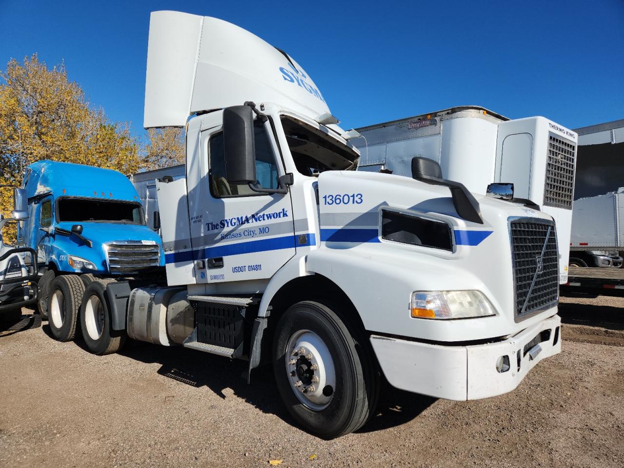 Lot #3302152118 2017 VOLVO VNM